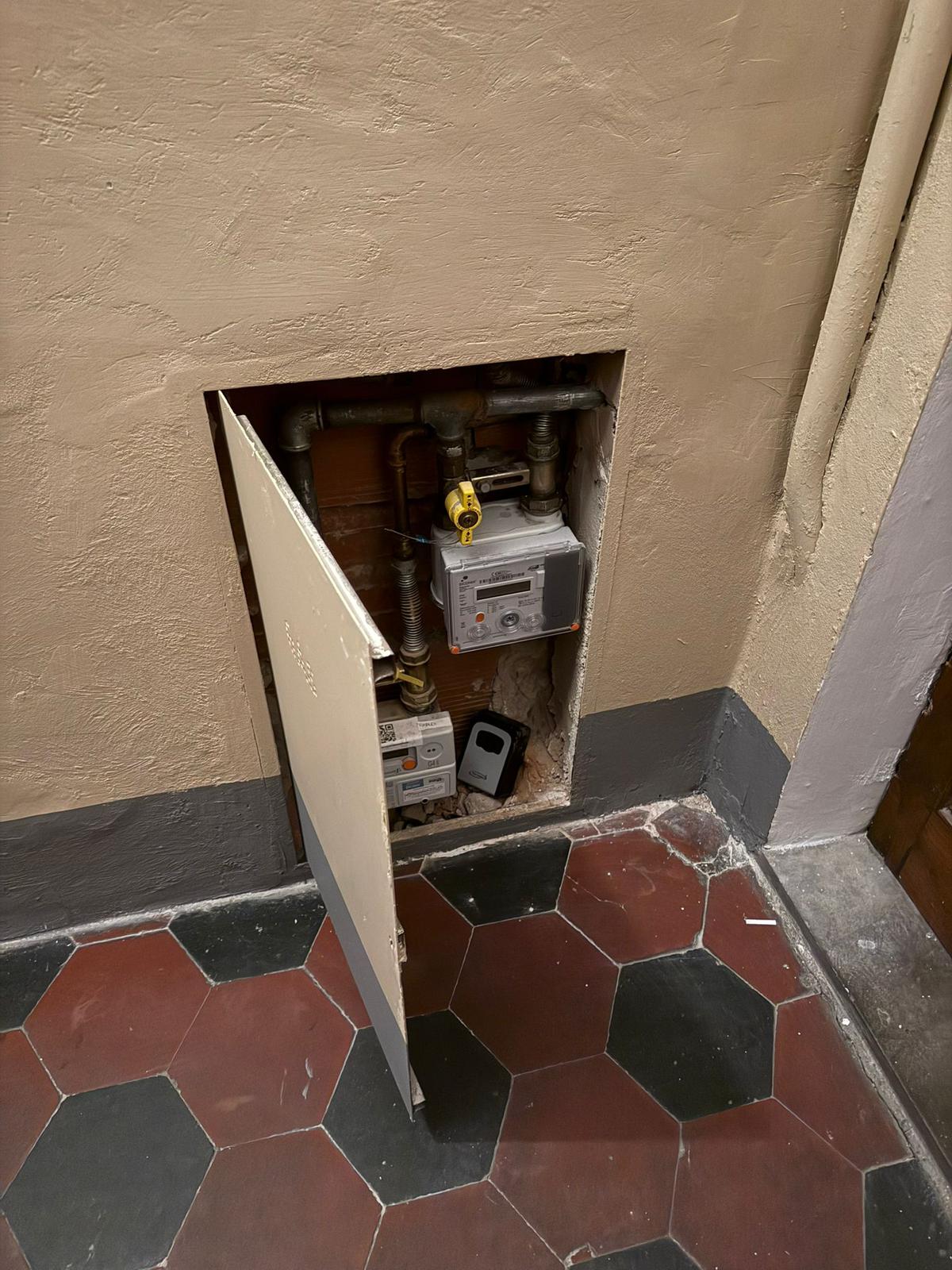 Photo: open GAS cupboard with the key safe